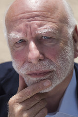 homme d'âge mûr en réflexion