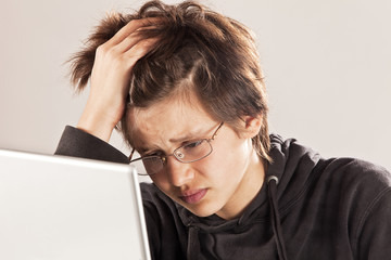 Ni&ntilde;o preocupado