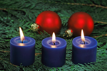 kerzen mit weihnachtskugeln