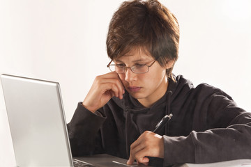 adolescente estudiando