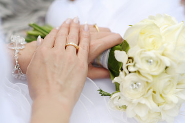 Obraz na płótnie Canvas Bride's hand with a wedding ring
