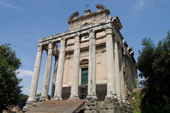 Templo de Antonino y Faustina en el foro romano
