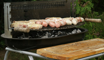 Grill mit Fleisch und Wurst