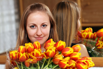Obraz na płótnie Canvas attractive blonde holding bunch of flowers