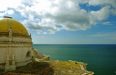 Fototapeta na wymiar Golden dome on roof of the cathedral in Cadiz: stunning sea-view