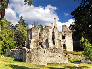 Fototapeta na wymiar Ruiny zamku Sklabiná i Dwór, Słowacja.