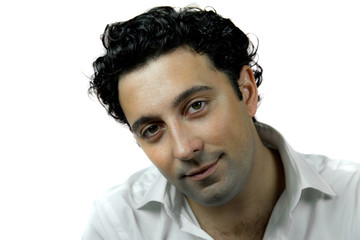 Hombre guapo mediterraneo sonriendo a camara sobre fondo blanco