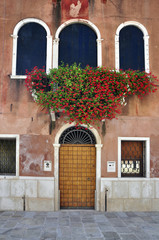Fototapeta na wymiar Bonito portal en Venecia