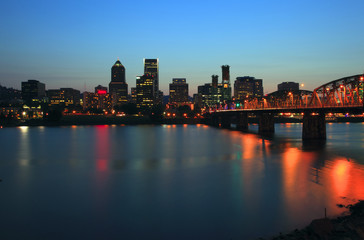 Fototapeta premium Portland Oregon a changing light at dusk & the Hawthorne bridge.