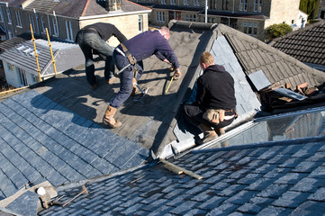 Naklejka premium Roofers measuring