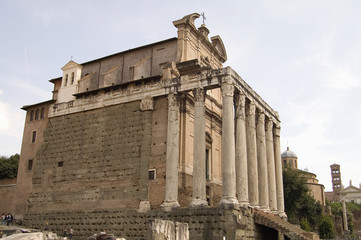 Fototapeta na wymiar Templo de Antonino y Faustina en el foro romano