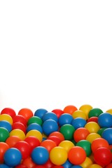 Viele farbige Kugeln auf weißem Hintergrund