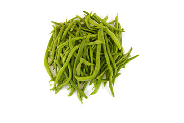 haricots vert frais sur fond blanc