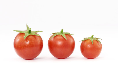 tres pequeños tomates.