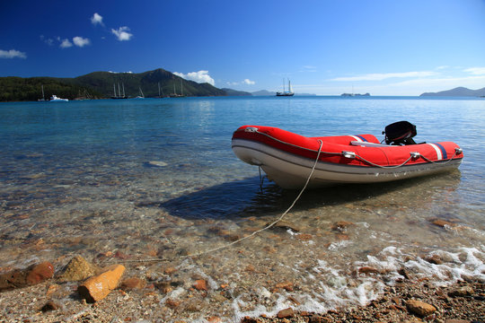 Schlauchboot am Ufer