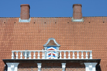 Historischer Balkon mit Satellitenschüssel