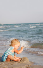 Fototapeta na wymiar cute girl playing on beach