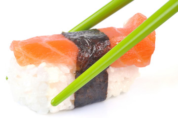 Sushi au saumon et baguettes vertes