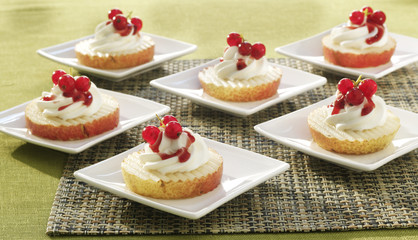 Pears with cream and currant. Six plates of dessert.