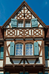 Fototapeta na wymiar Bay okno domu z muru pruskiego