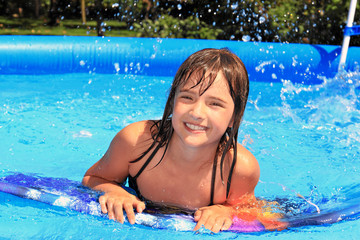 Fröhliches Mädchen im Pool
