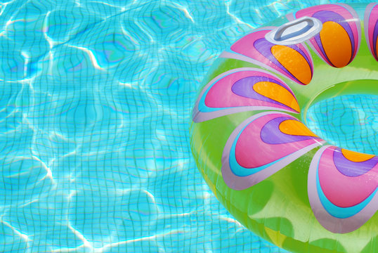 bou&eacute;e dans la piscine 2