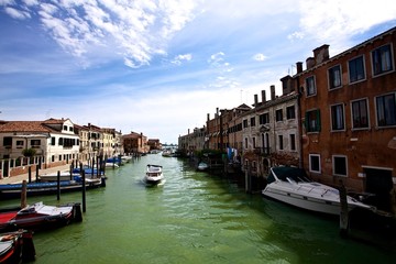 Fototapeta na wymiar Vue de Venise sur un canal