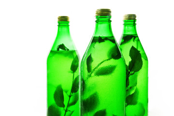 Grüne Flaschen mit Limonade