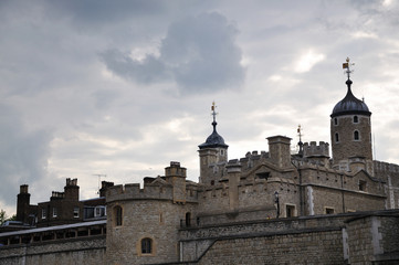 Fototapeta na wymiar Tower of London - deszczowe niebo