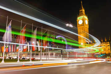 Fototapeta na wymiar Ruch w nocy Londyn, UK