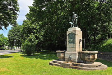 Obraz premium Hirten-Brunnen vor dem Wall in Göttingen