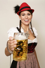 bayrisches Madl im Dirndl mit Bier