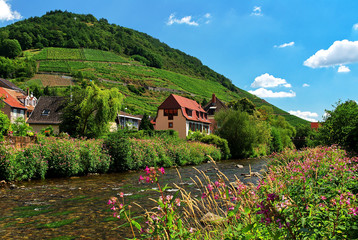 Rivière traversant Thann , Alsace (Fr)