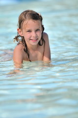 Fillette à la piscine.