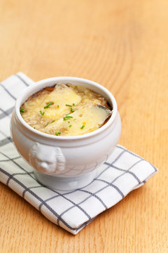 Zwiebelsuppe mit Käse in einer Suppentasse überbacken