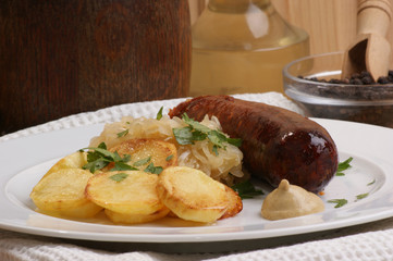 geräucherte Wurst mit Sauerkraut und Röstkartoffeln