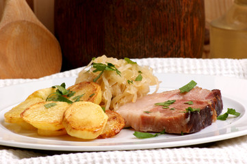 Kassler Braten mit Sauerkraut und Röstkartoffeln