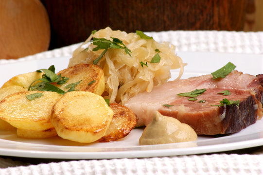 Kassler Braten mit Sauerkraut und Röstkartoffeln