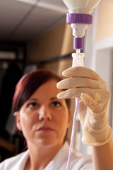 Krankenschwester gibt einem Patienten eine Infusion
