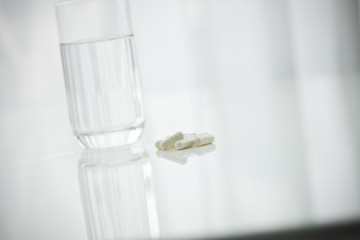 テーブルに置いた薬と水