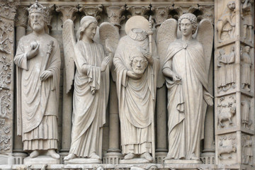 Fototapeta na wymiar Notre Dame de Paris, Arche sud, Apôtre Denis, décapité