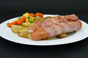 berner würstel mit Kartoffelecken und Gemüse