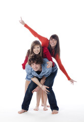 trois jeunes amis souriants