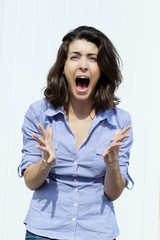 femme énervée furieuse en chemisier bleu