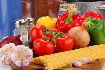 Composition with raw vegetables and spaghetti
