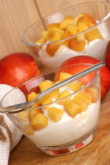 frischer Pfirsichjoghurt