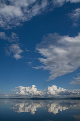 Reflet des nuages dans le lac