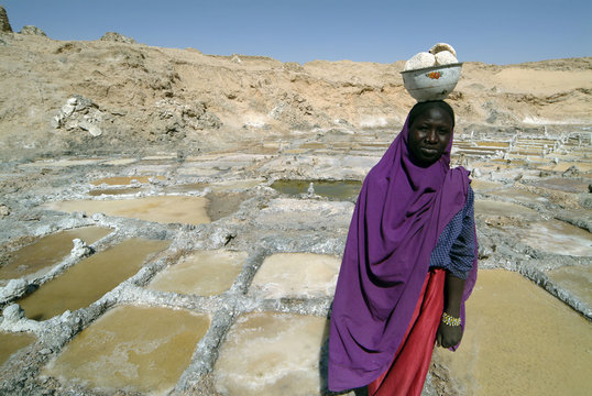 femme transportant du sel