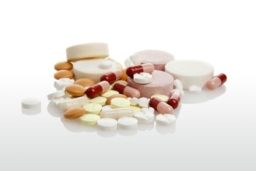 verschiedene tabletten, pillen kapseln auf einem haufen