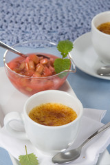 Creme und Rhabarber